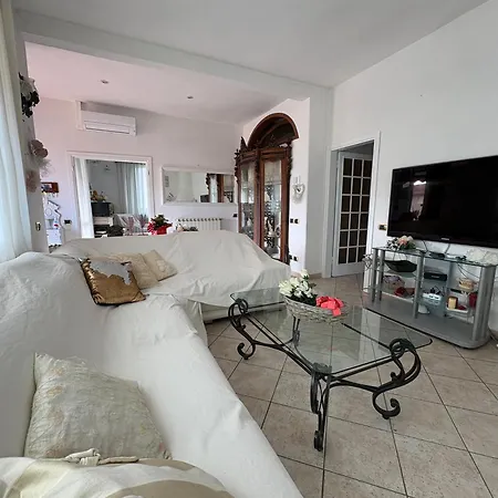 Raffinato Attico Vicino Al Mare Con Solarium Lido Di Appartement Camaiore