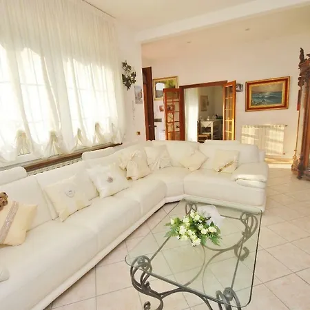 Raffinato Attico Vicino Al Mare Con Solarium Lido Di