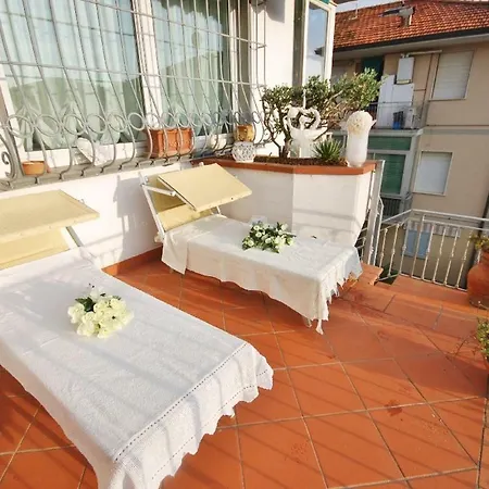 Raffinato Attico Vicino Al Mare Con Solarium Lido Di Apartment