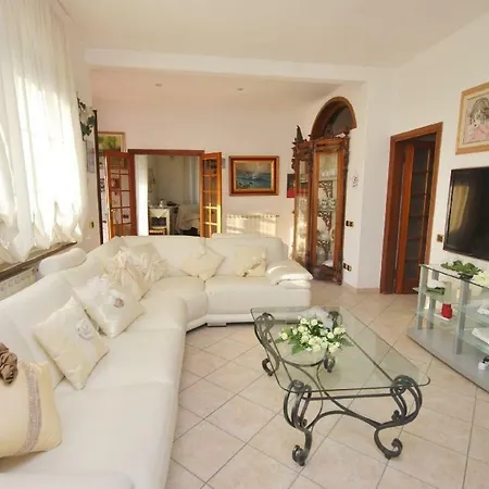 Raffinato Attico Vicino Al Mare Con Solarium Lido Di Apartment Camaiore